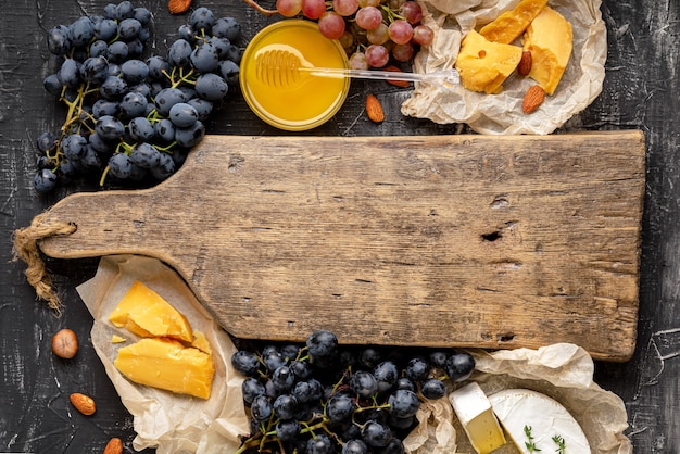 Deska serów i owoce